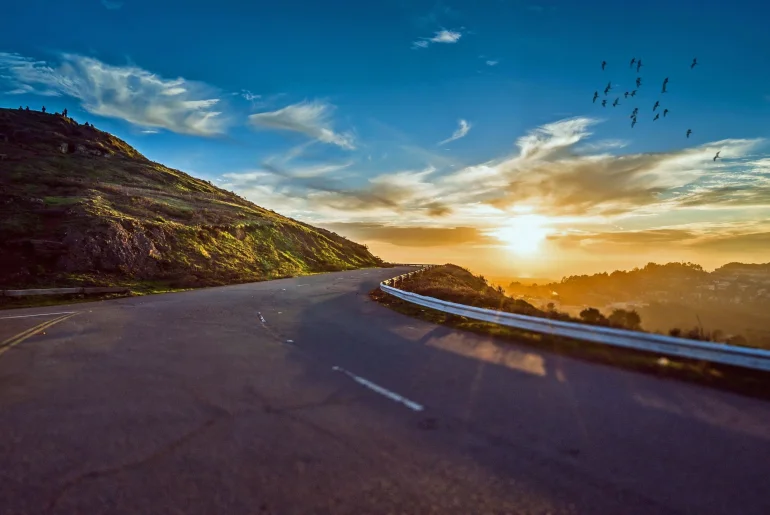 Kurvenreiche Strasse Sonnenuntergang